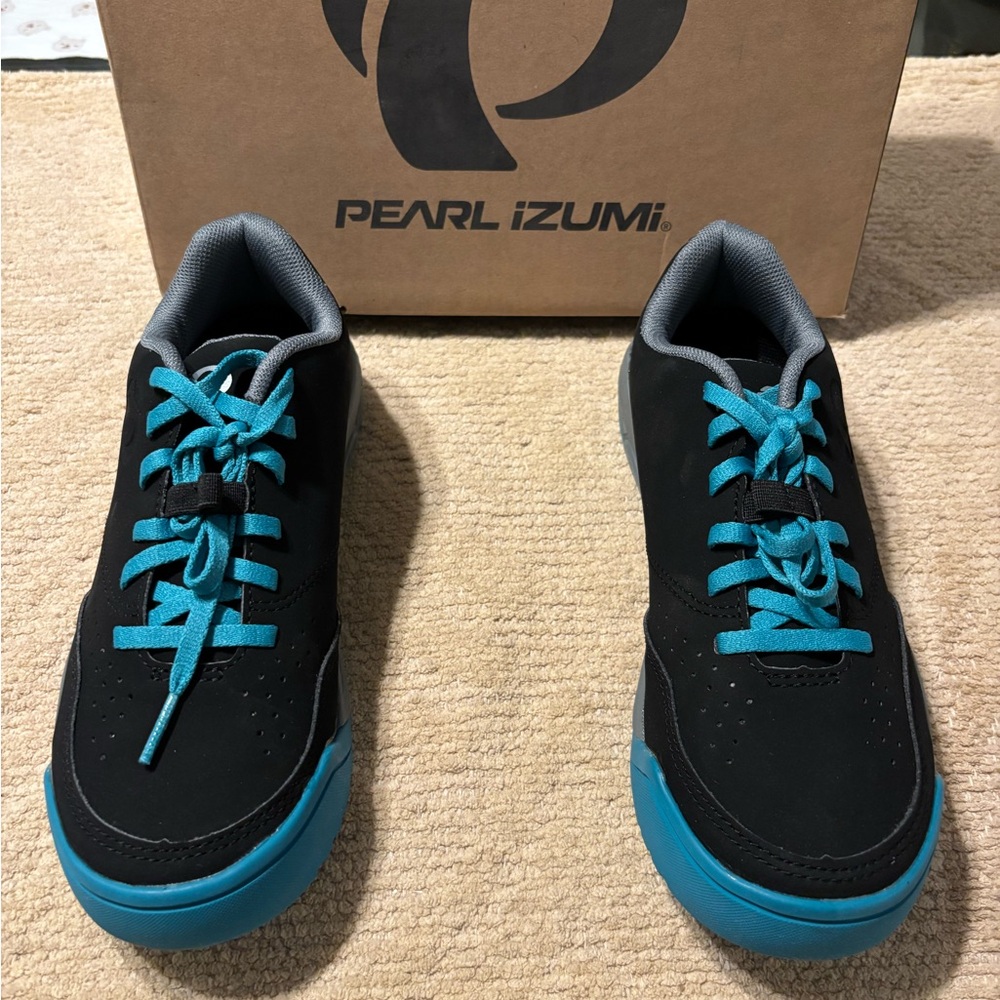 Pearl Izumi Black and Blue Mountain Shoes